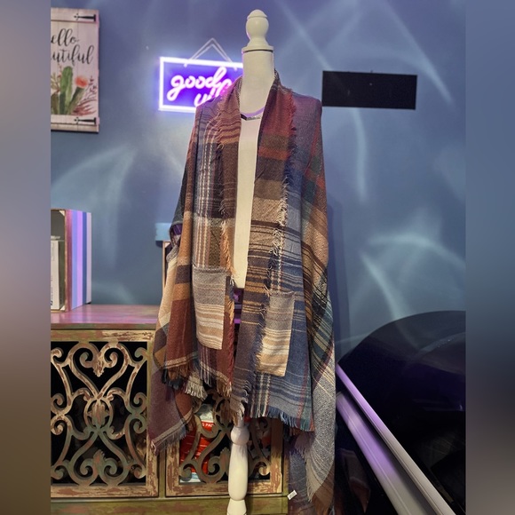 New Three Bird nest Plaid Multicolored Pocket Ruana - Picture 14 of 14